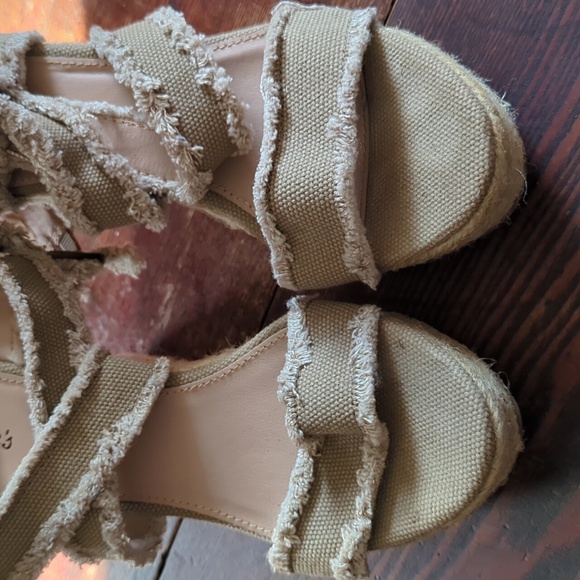 Candies Platform Woven Fabric Strap Sandles - Picture 12 of 13